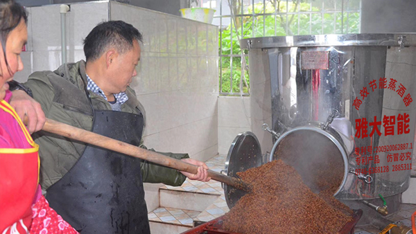 父亲坚持古法酿酒，可传统烤酒设备操作太辛苦，我该怎么帮他？